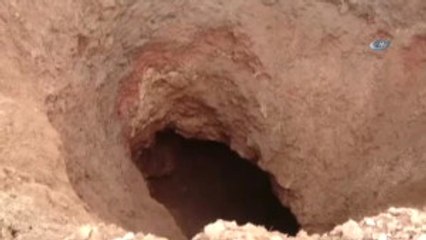 Tarlanın Ortasında Dev Obruk Oluştu