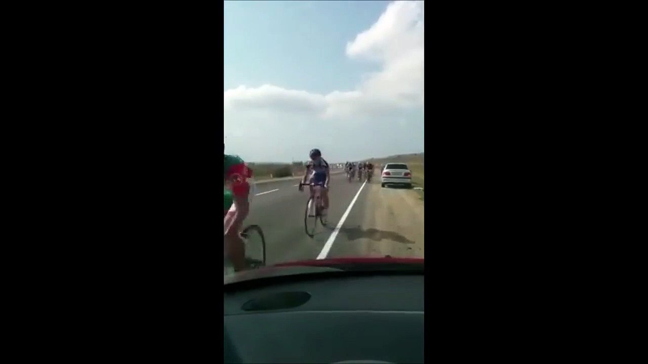 Un cycliste se mange une voiture à l’arrêt