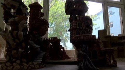 Üniversite Öğrencisinin Çamurdan Yaptığı Evler Göz Kamaştırıyor