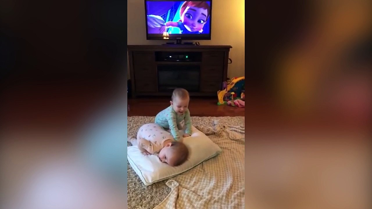 Des jumeaux reproduisent leur scène préférée dans " La reine des Neiges " !