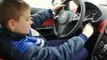 Un enfant de 10 ans conduit une voiture