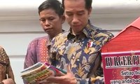 Reaksi Jokowi Lihat Perpustakaan Keliling di Istana Negara