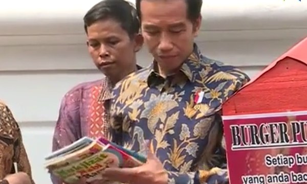 Reaksi Jokowi Lihat Perpustakaan Keliling di Istana Negara