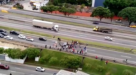 Un chauffard écrase des manifestants à São Paulo