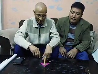 مواطن سكندري يضيء اللمبات المحترقة دون اتصالها بأي أسلاك