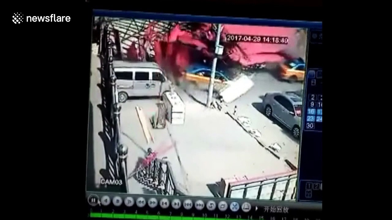 Strong wind blows roof off in northern China