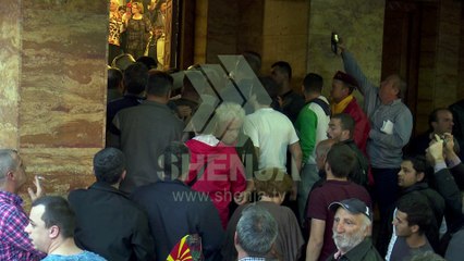 Hahn: Në Kuvendin e Maqedonisë u sulmuan ata që janë pro BE-së