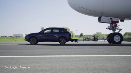 Porsche puxa maior avião do mundo