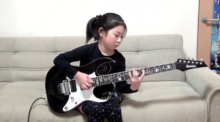 A 8 ans elle déchire tout à la guitare électrique