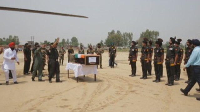 Activistas protestan por la mutilación por parte el Ejército paquistaní de dos soldados indios