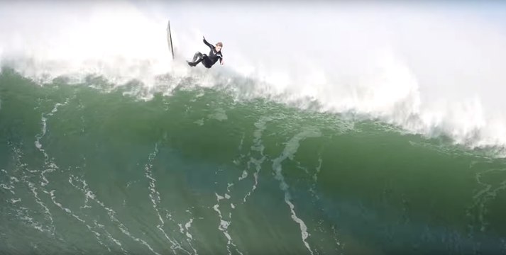 Adrénaline - Surf : le plus gros wipe out de l'année pour Wilem Banks à Mavericks