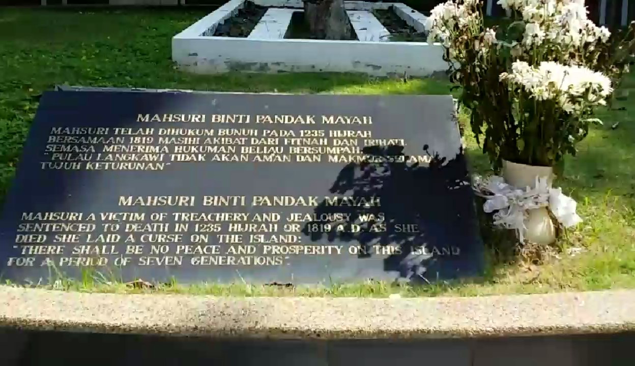 Ke makam mahsuri