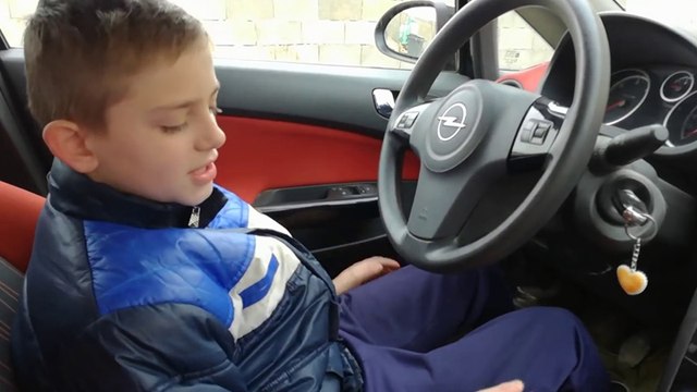Un enfant de 10 ans conduit une voiture avant de terminer dans la baie vitrée de sa maison