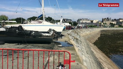 Saint-Malo. Les bateaux brûlés sortis de l’eau (Le Télégramme)
