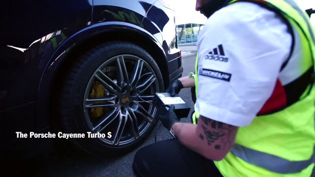 Un Porsche Cayenne tracte un Airbus de 100 fois son poids