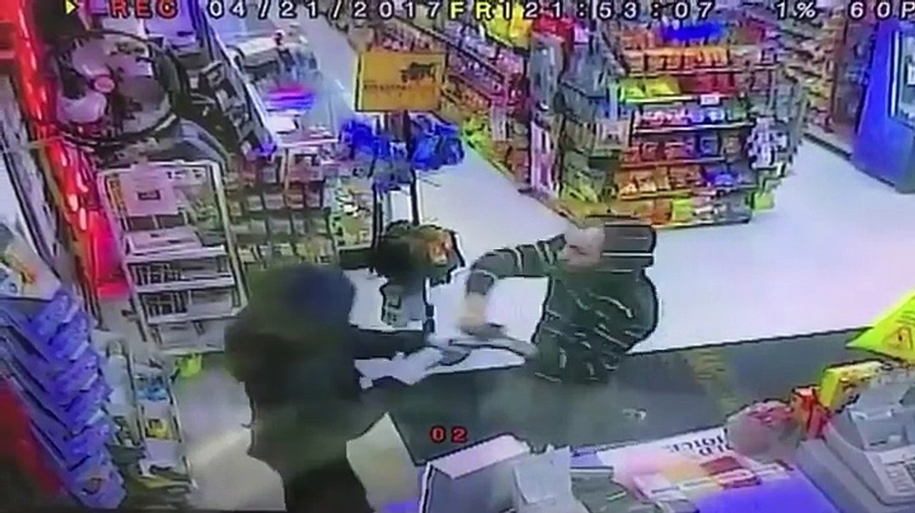 Ce voleur armé ne s'attendait pas à la réaction de ces employés