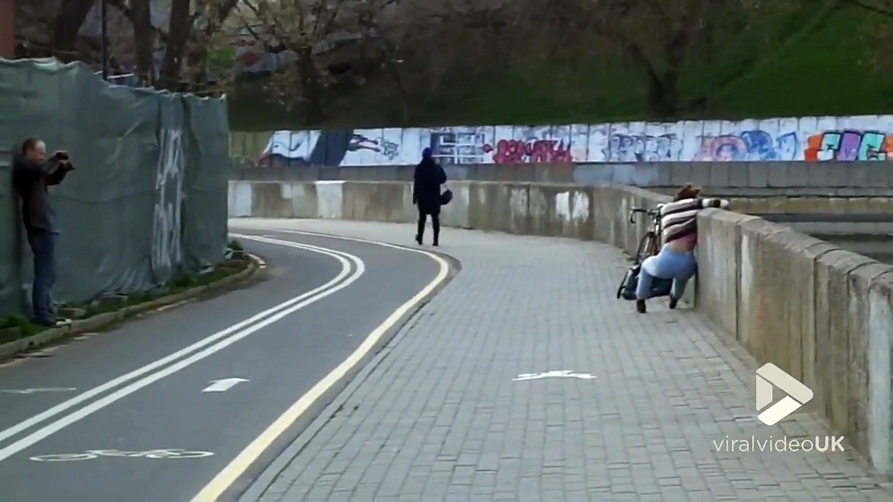 Danseuse de rue ou droguée lol