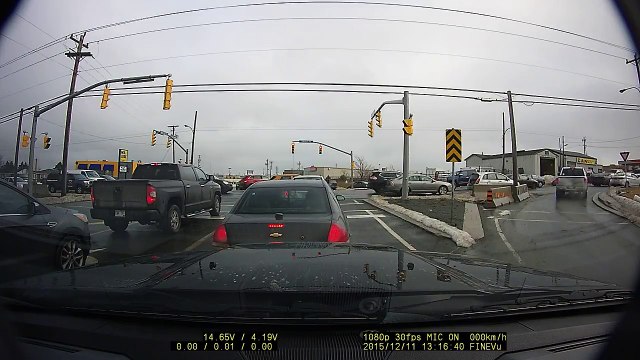 Voiture de police banalisée : surprise au feu rouge !