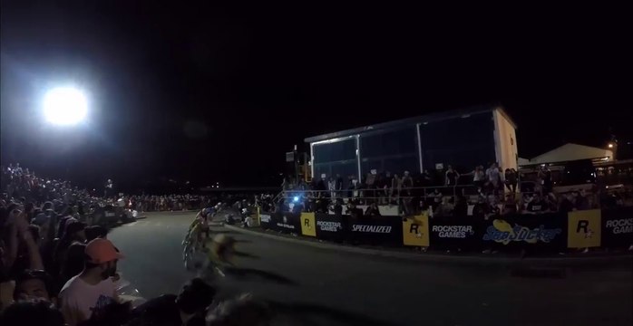 Violente chute dans une course de vélo en plein virage de nuit !