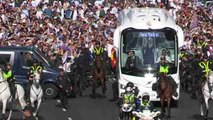 El autobús del Real Madrid llega ovacionado; el del Atlético, entre silbidos