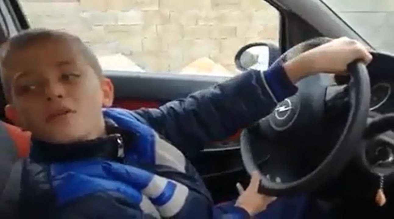 Un père laisse son enfant de 10 ans conduire mais va le regretter.