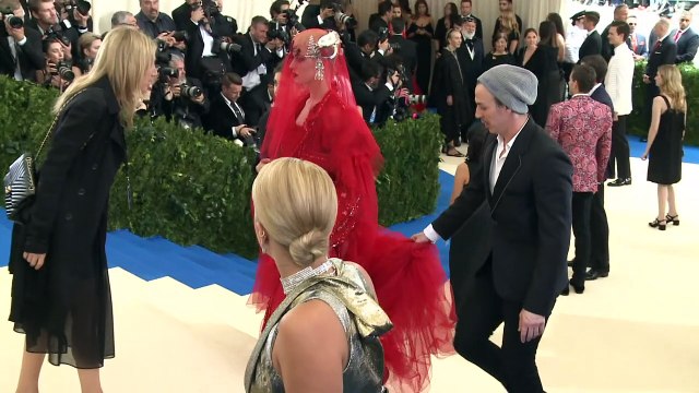 Met Gala reúne celebridades em NY