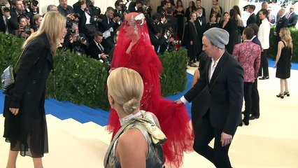 Met Gala reúne celebridades em NY