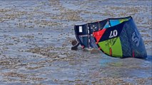 Un vertido de restos de hidrocarburos atrapa a los surfistas en las playas de Salinas y Espartal