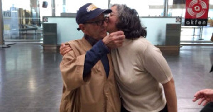 94 Yaşındaki Babalarını Kaybeden Kız Kardeşler Havalimanını Birbirine Kattı