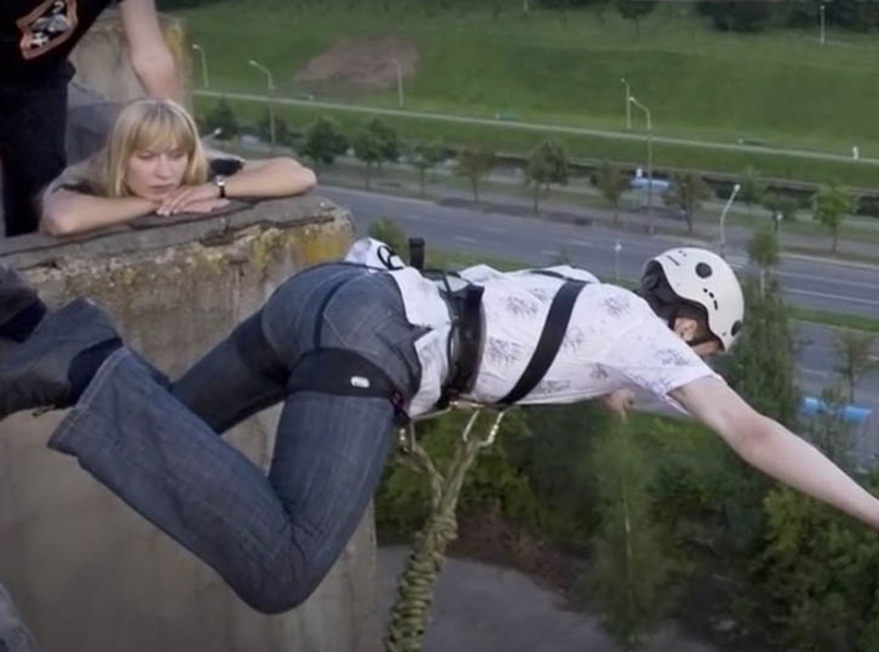 Public Buzz : Elle réalise un saut à plus de 15 mètres et passe tout près de la catastrophe