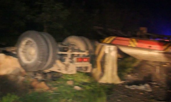 Pecah Ban, Truk Kontainer Terguling di Tol Cipularang