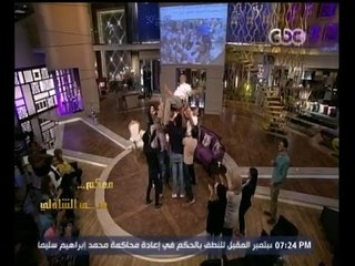 #معكم_منى_الشاذلي | شاهد…طلاب جامعة القاهرة يرفعوا عم زيزو وسط احضان ومنى " اوعو يقع منكم"