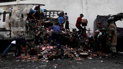 Tải video: Brasil: traficantes incendeiam autocarros e camiões para perturbar operação policial