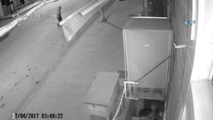 Markette Hırsızlık Anı Güvenlik Kamerasına Yansıdı