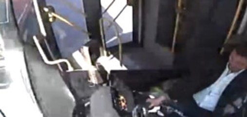 Belediye Otobüsü Ile Kamyonet Böyle Çarpıştı