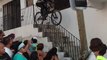 Un rider se prend un balcon en pleine tête pendant une épreuve de descente. Accident terrible