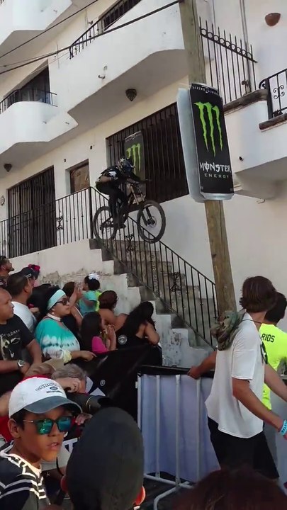 Un rider se prend un balcon en pleine tête pendant une épreuve de descente. Accident terrible