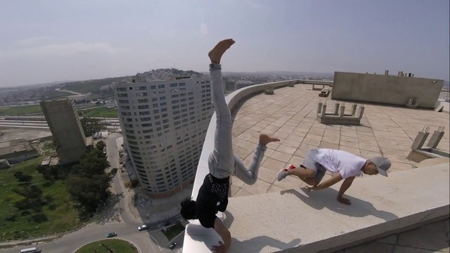 Cityscape Stunts - Il fait des cascades et tient en équilibre au sommet d'un building