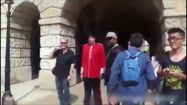 Ne jamais embeter un garde royal anglais... Violent