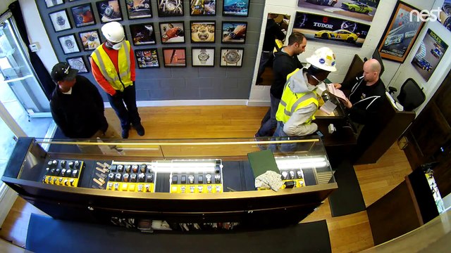 Le patron de ce magasin se defend contre 2 braqueurs... Courageux