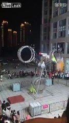 لحظة سقوط لاعب سيرك أثناء تقديم فقرته