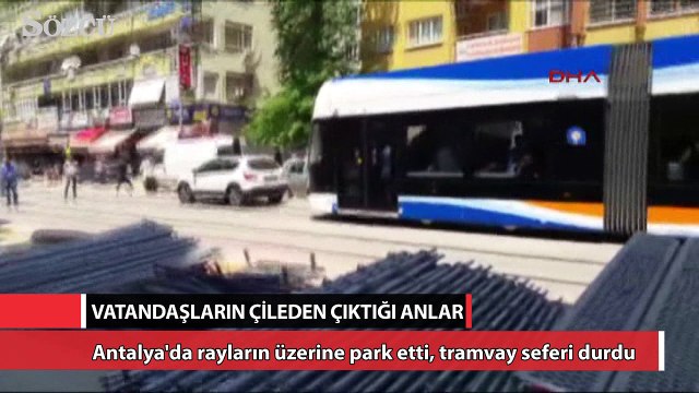 Rayların üzerine park etti, tramvay seferi durdu