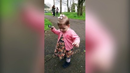 Cette petite fille est vraiment fière avec son harmonica !