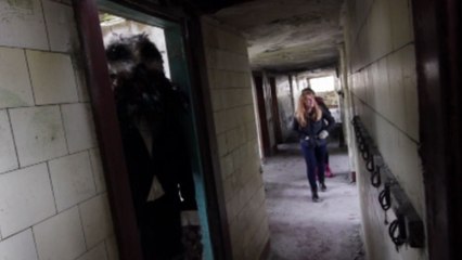Un homme chouette terrifie des personnes dans un hôpital abandonné