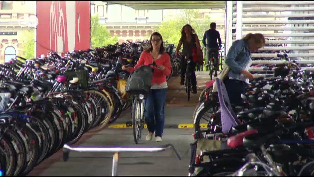 Eine Fahrradtour durch Amsterdam | DW Deutsch