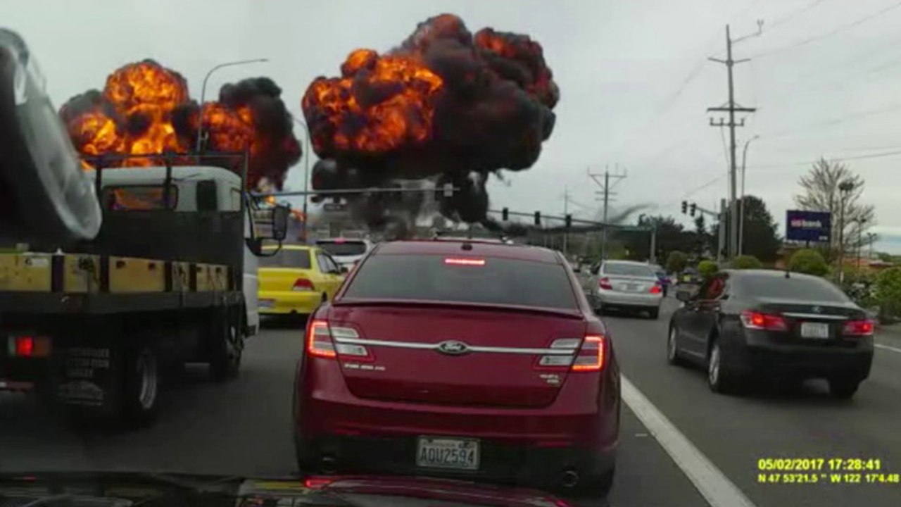 Un avion se crashe sur une route