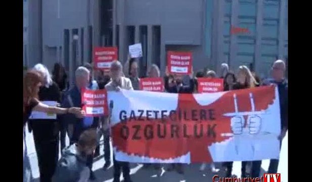 Adliye önünde tutuklu gazeteciler için özgürlük eylemi