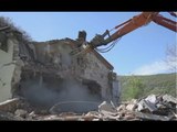Grotti di Norcia (PG) - Terremoto, demolito edificio (03.05.17)
