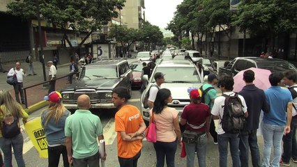 Jovem morre em tentativa de saque após protesto na Venezuela