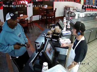 Un employé reste très calme face à un braqueur qui le menace